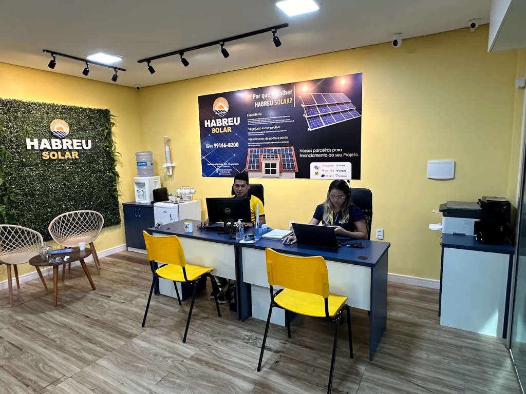 Equipe Habreu Solar no escritório em Manaus